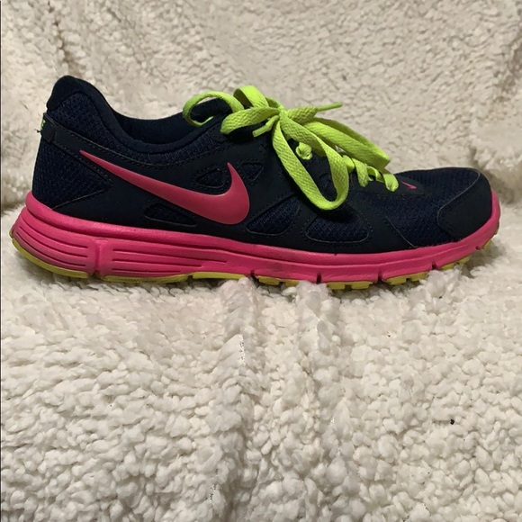 navy and pink nike shoes